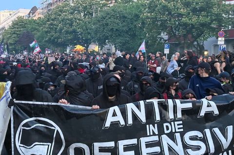 Linksradikale Szene ruft mit Parolen zum 1. Mai auf. (Archivbild) Foto: Andreas Rabenstein/dpa