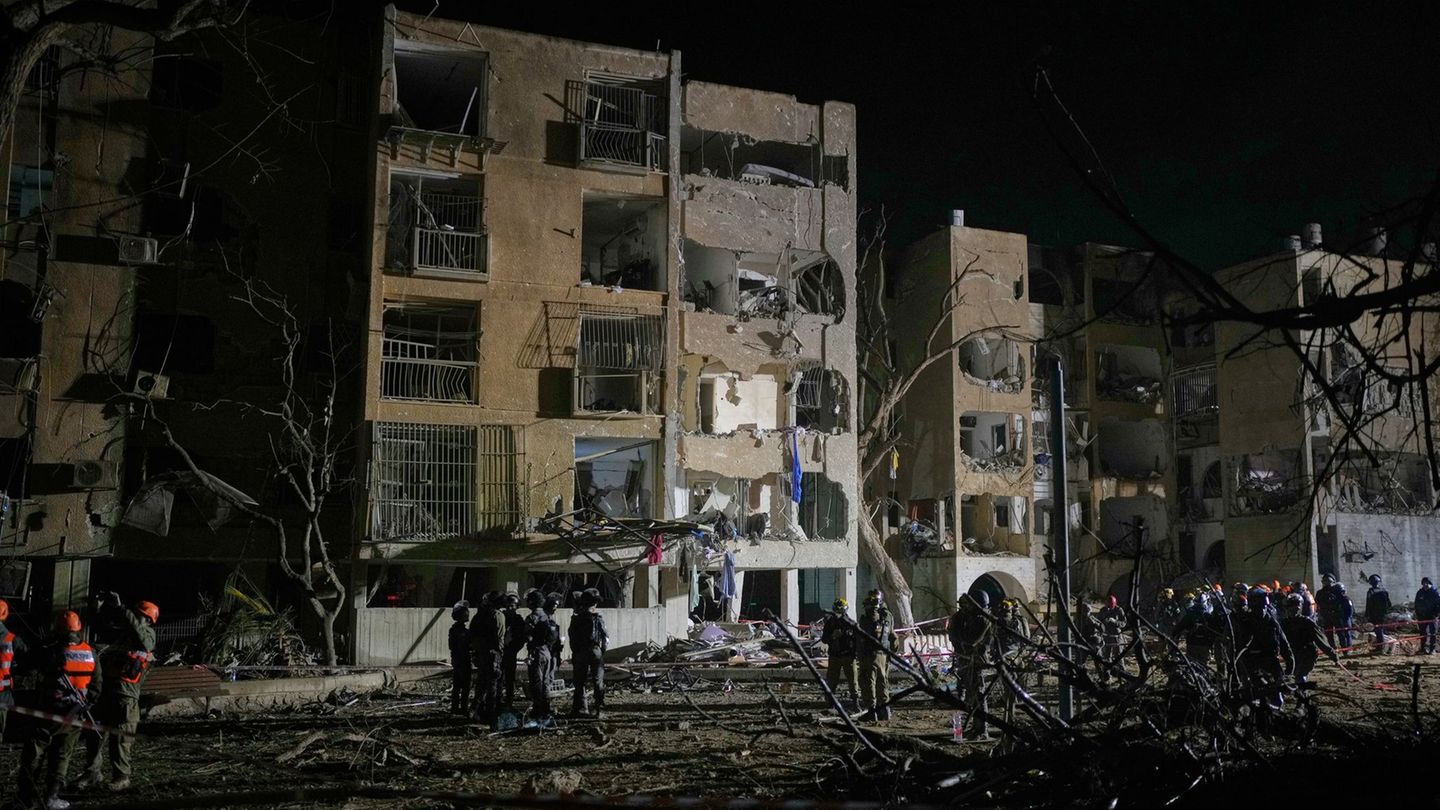 Iranische Raketen sind im Süden Israels eingeschlagen. Foto: Ohad Zwigenberg/AP/dpa