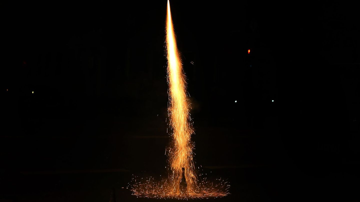 Die Rakete wurde wahrscheinlich von dem Parkplatz eines Supermarktes aus abgeschossen. (Symbolbild) Foto: Karl-Josef Hildenbrand
