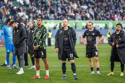 Der Abstieg droht: Die Spieler des VfL Wolfsburg nach dem 0:1 gegen Werder Bremen. Foto: Andreas Gora/dpa