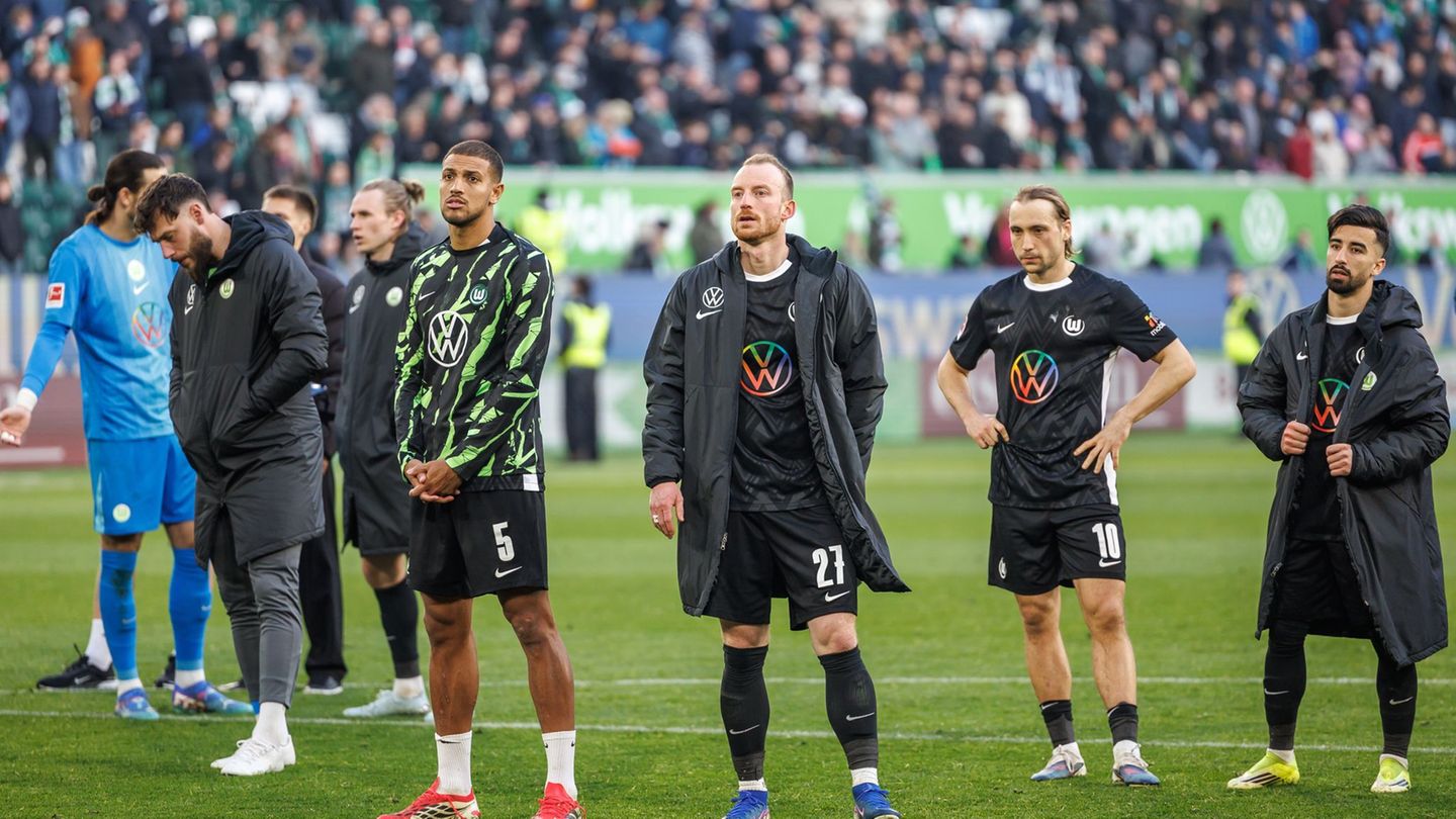 Der Abstieg droht: Die Spieler des VfL Wolfsburg nach dem 0:1 gegen Werder Bremen. Foto: Andreas Gora/dpa