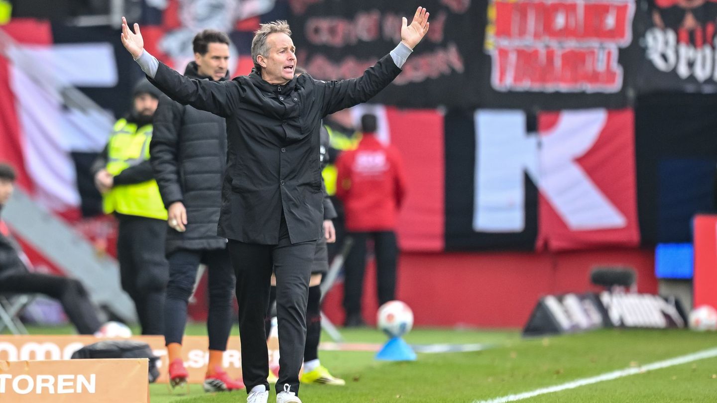 Unzufrieden mit dem Ausgang der Partie in Heidenheim: Bayer-Coach Hjulmand. Foto: Harry Langer/dpa