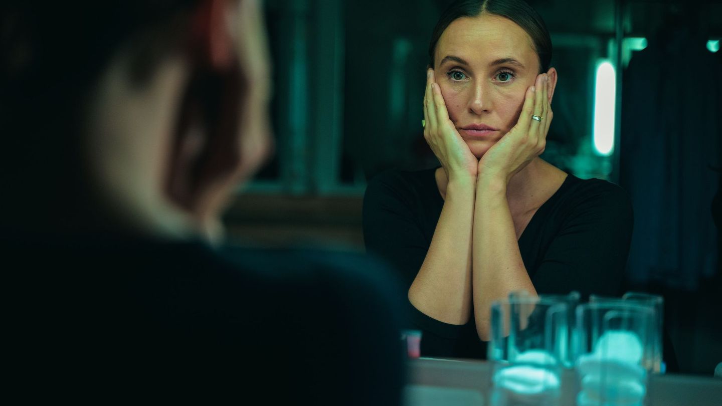 Hass im Netz erfährt auch die Geologin Elena (Peri Baumeister) im TV-Film "Eine bessere Welt" (Regie und Buch: Sebastian Hilger, Koautorin: Nadine Gottmann). Der Titel des sozialkritischen Thrillers ist gleichzeitig der des Buches zur Klimakrise, mit dem Elena in eine Talkshow eingeladen wird.