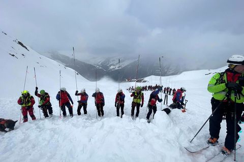 Mehr als 60 Rettungskräfte waren bei der Suche im Einsatz. Foto: -/Italienische Bergwacht/dpa