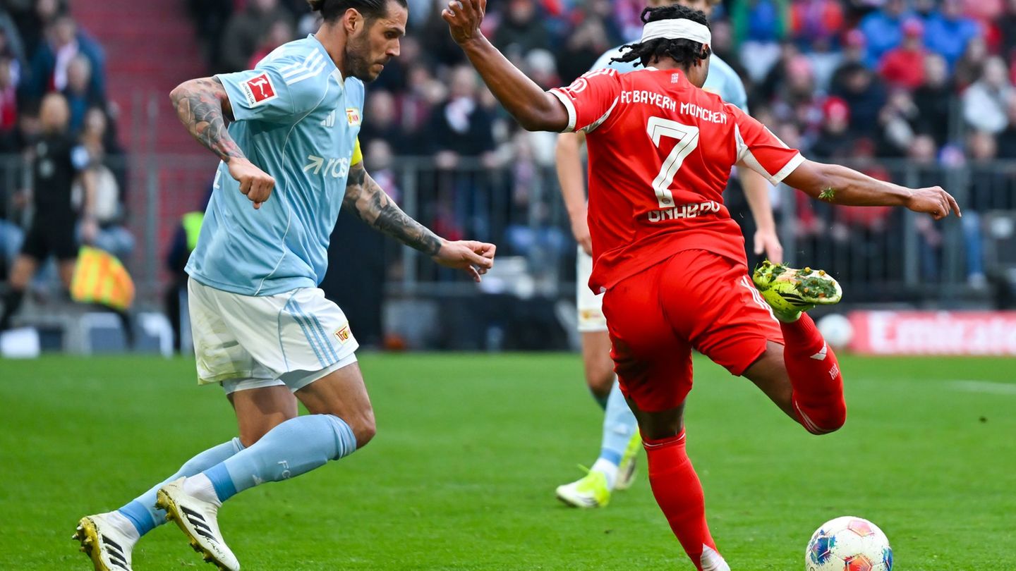 Union-Kapitän Christopher Trimmel (l) konnte Bayerns Doppeltorschützen Serge Gnabry nicht nur in dieser Szene nicht stoppen. Fot