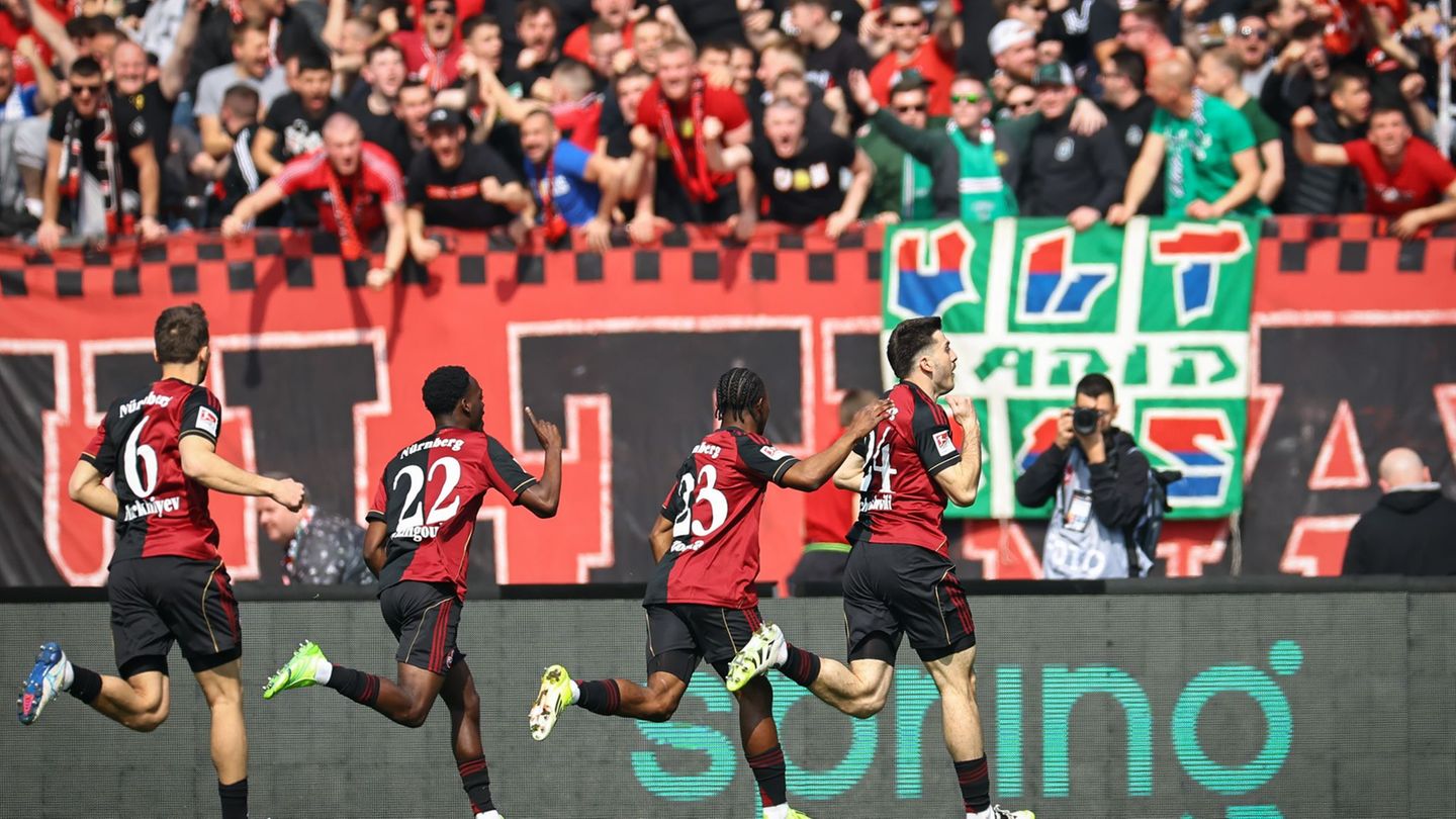 Nürnberg jubelt nach dem Führungstreffer durch Luka Lotschoshwili, Foto: Daniel Karmann/dpa