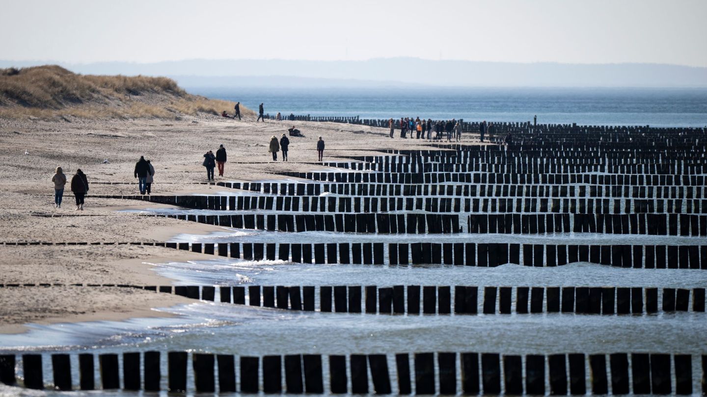 Besonders an den Küsten windet es in den nächsten Tagen stark. (Archivbild) Foto: Philip Dulian/dpa