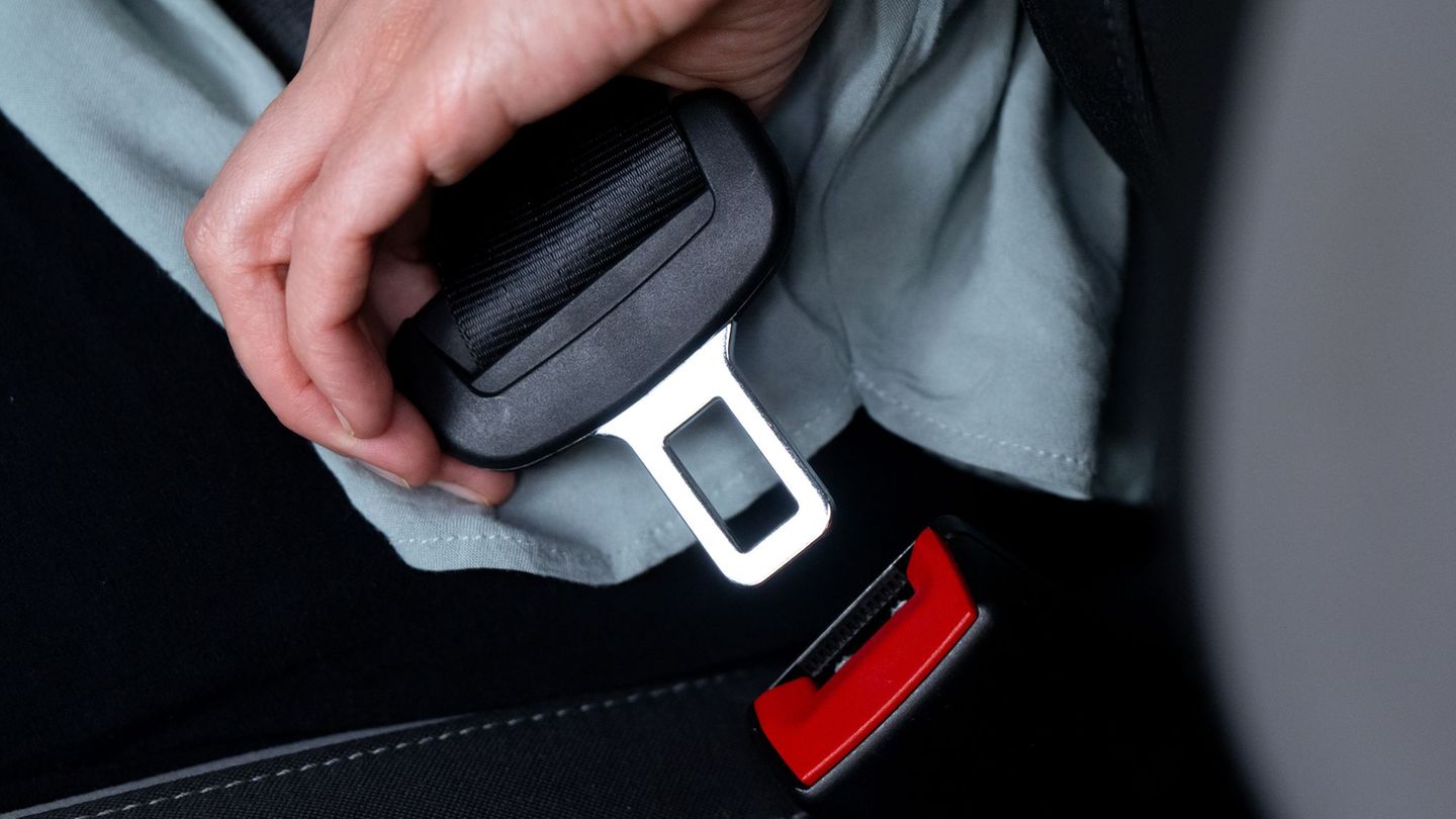 Die Polizei weist in diesem Zusammenhang erneut darauf hin, wie wichtig das Anlegen des Sicherheitsgurts im Fahrzeug ist. (Symbo