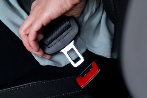 Die Polizei weist in diesem Zusammenhang erneut darauf hin, wie wichtig das Anlegen des Sicherheitsgurts im Fahrzeug ist. (Symbo