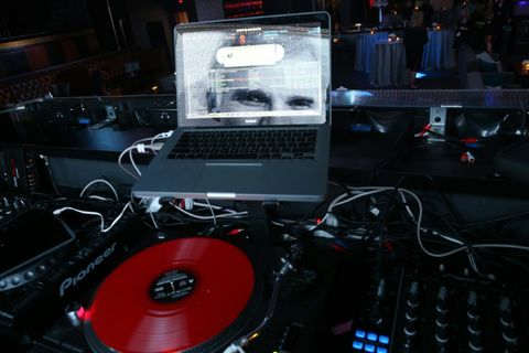 DJ-Arbeitsplatz mit Plattenspieler und Notebook