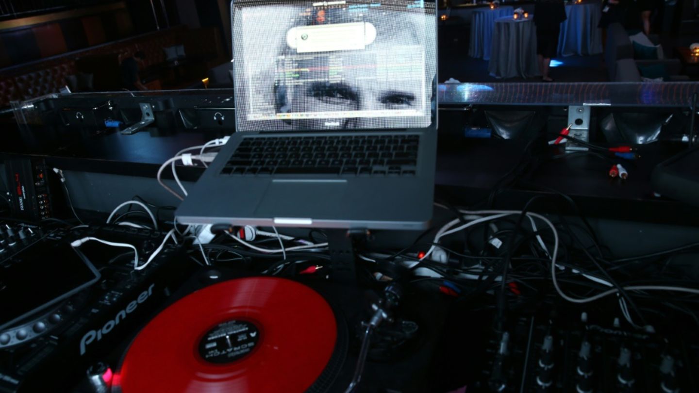 DJ-Arbeitsplatz mit Plattenspieler und Notebook