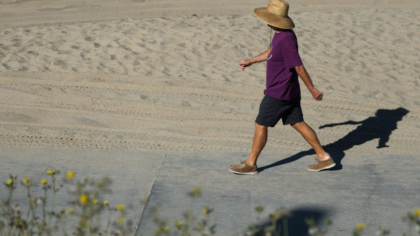Ein Mensch mit Hut an einem Strand in Kalifornien