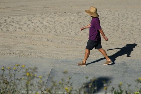 Ein Mensch mit Hut an einem Strand in Kalifornien