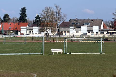 In Erlangen ist ein Fußballtor auf einen Jungen gestürzt. Foto: Daniel Löb/dpa
