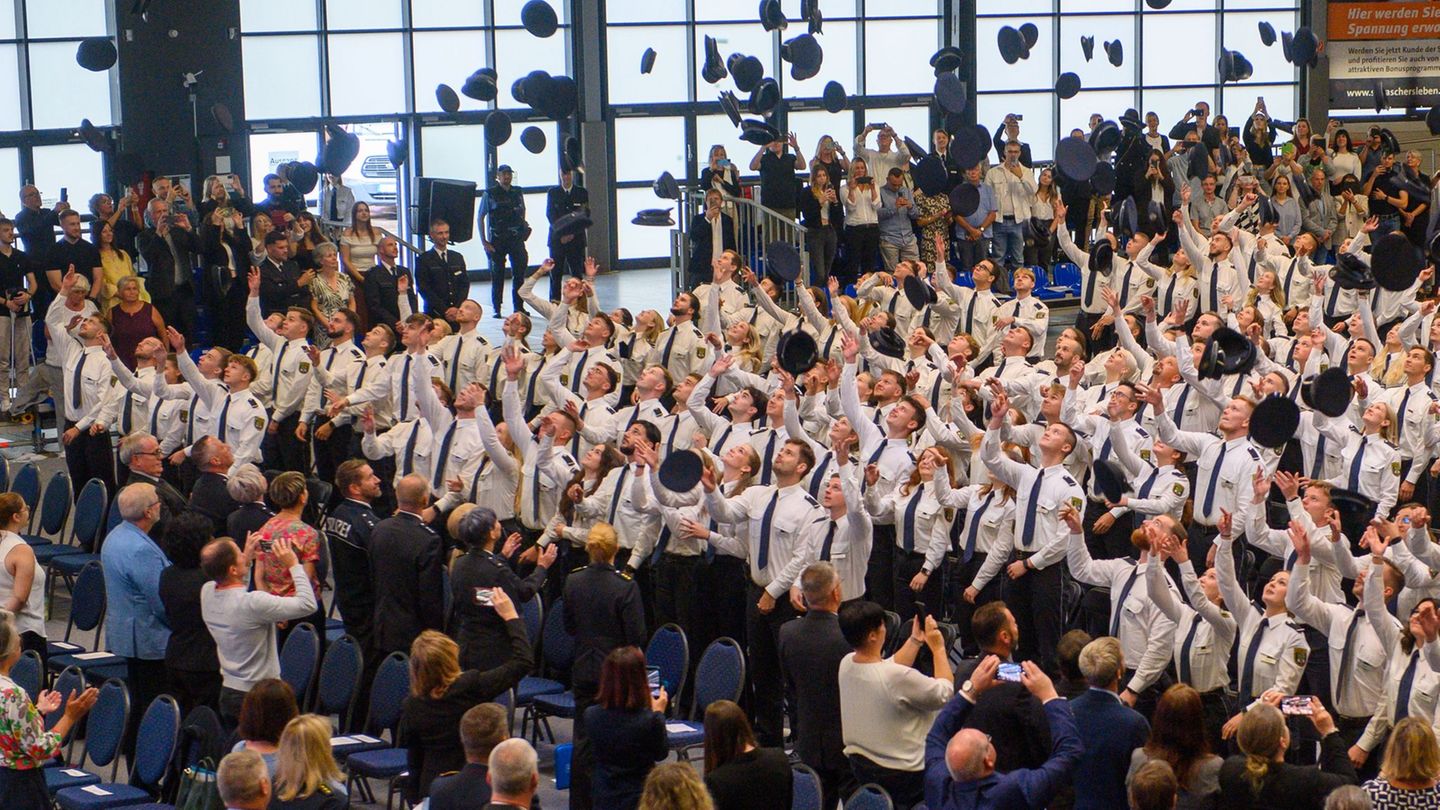Bei einer Zeugnisübergabe der Polizeifachhochschule Aschersleben werfen die Absolventen ihre Dienstmützen in die Luft. (Archivbi