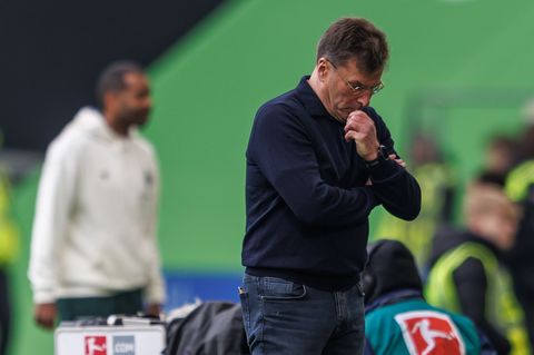 Der Abstieg droht: Wolfsburgs Trainer Dieter Hecking beim 0:1 gegen Werdder Bremen. Foto: Andreas Gora/dpa