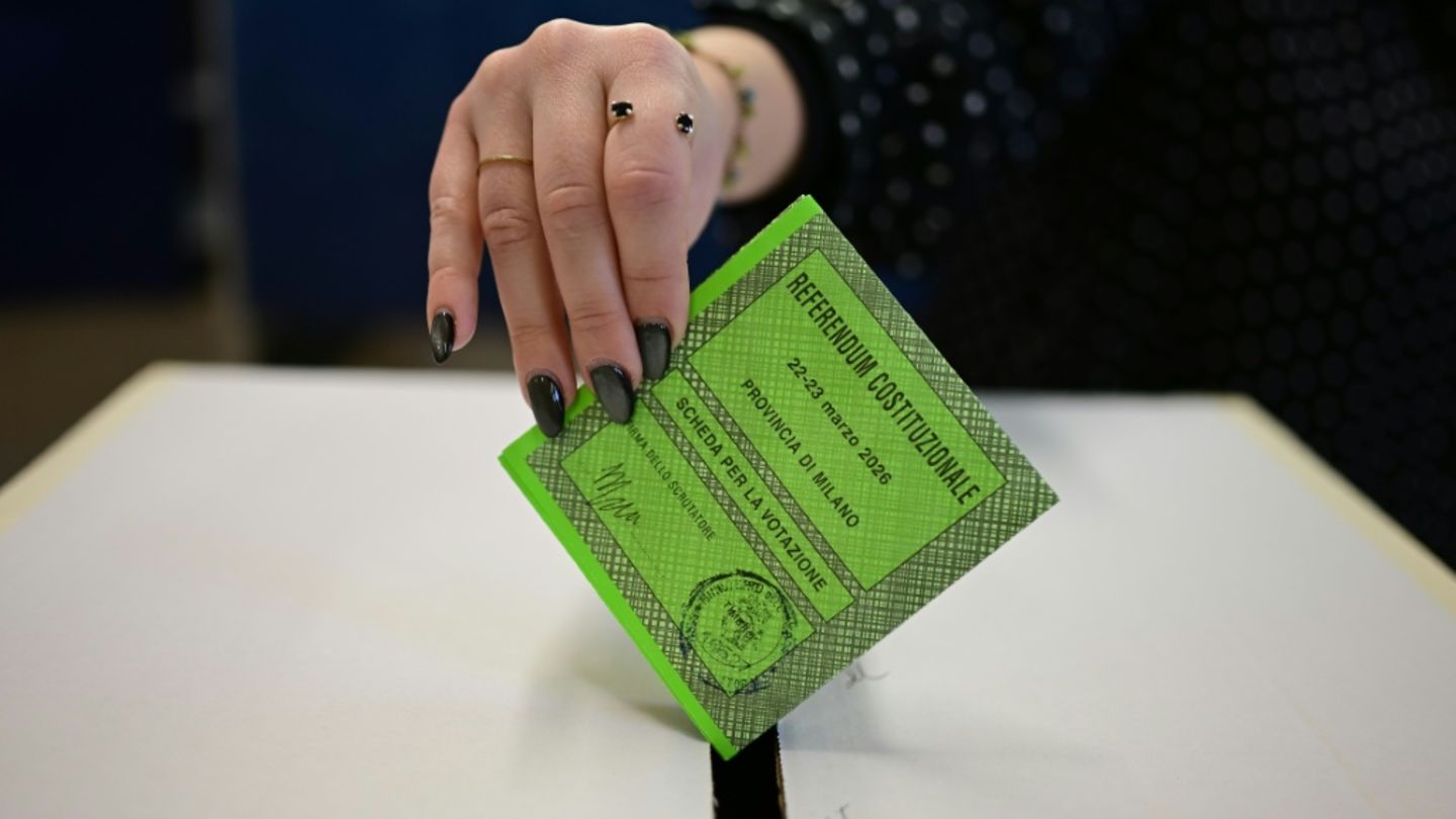 Ein Stimmzettel wird abgegeben