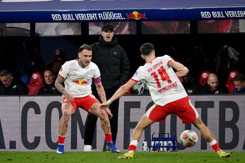 RB-Trainer Ole Werner (m.) blickt auf das Spiel seiner Mannschaft. Foto: Julius Frick/dpa