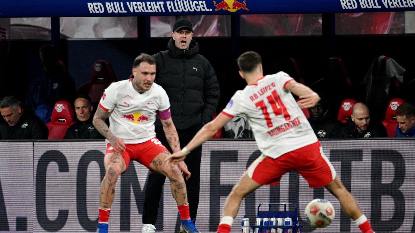 RB-Trainer Ole Werner (m.) blickt auf das Spiel seiner Mannschaft. Foto: Julius Frick/dpa