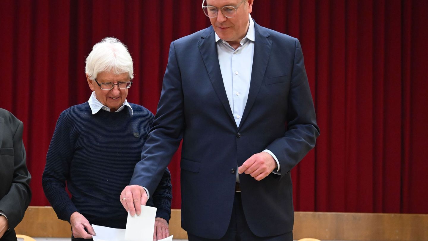 Schweitzer gab an seinem Wohnort seine Stimme ab Foto: Uli Deck/dpa