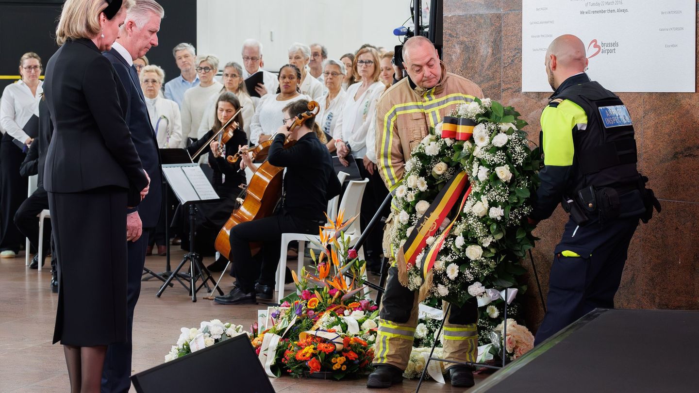 Gedenken am Brüsseler Flughafen: Zu den Teilnehmern der Zeremonie gehörten auch Königin Mathilde und König Philippe. Foto: Benoi