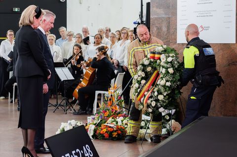 Gedenken am Brüsseler Flughafen: Zu den Teilnehmern der Zeremonie gehörten auch Königin Mathilde und König Philippe. Foto: Benoi