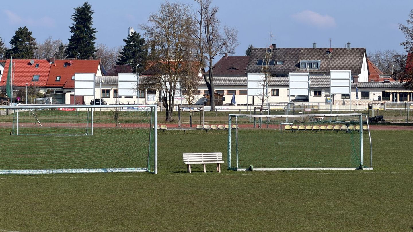 In Erlangen ist ein Fußballtor auf einen Jungen gestürzt. Foto: Daniel Löb/dpa