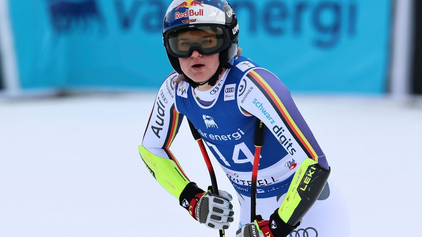 Emma Aicher blickt nach dem Super-G enttäuscht auf die Anzeigetafel. Foto: Marco Trovati/AP/dpa