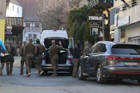 Der zwölfjährige Sohn rief die Polizei, weil sein Vater mit einem Messer bedroht wurde. Foto: Daniel Löb/dpa