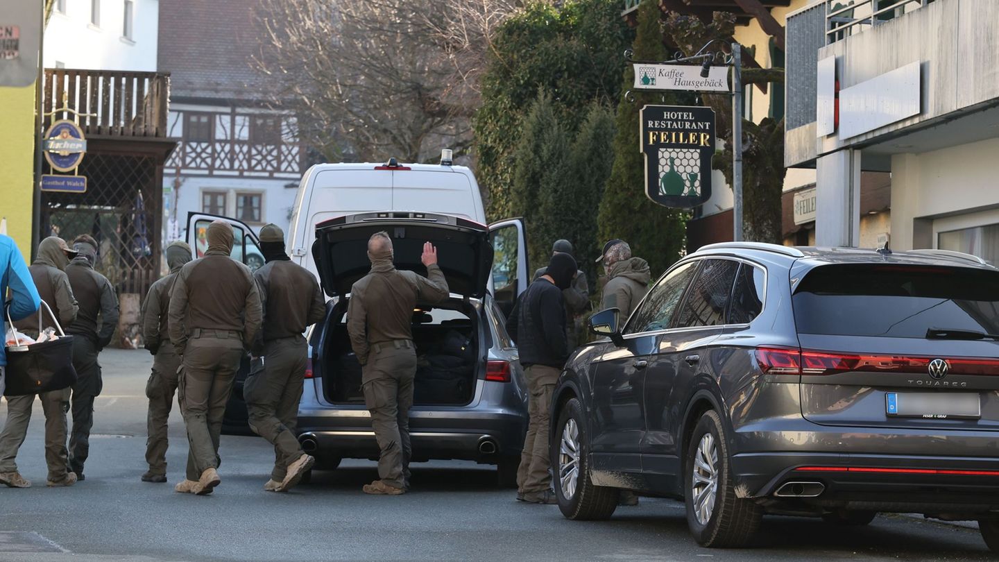 Der zwölfjährige Sohn rief die Polizei, weil sein Vater mit einem Messer bedroht wurde. Foto: Daniel Löb/dpa