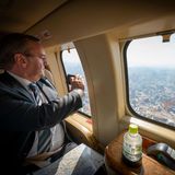 Tokio, Japan. Verteidigungsminister Boris Pistorius (SPD) macht ein Handyfoto aus dem Helikopter, der ihn zur Yokosuka Naval Base bringt. Pistorius ist aber nicht nur zum Fotomachen unterwegs, er möchte mit seiner Reise die deutsch-japanische Zusammenarbeit in der Verteidigungspolitik und bei Rüstungsprojekten vertiefen.