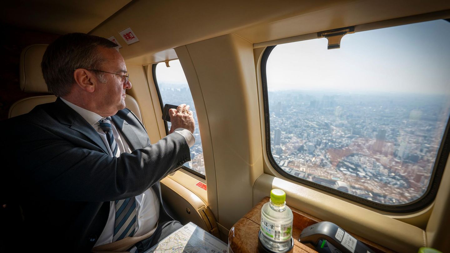 Tokio, Japan. Verteidigungsminister Boris Pistorius (SPD) macht ein Handyfoto aus dem Helikopter, der ihn zur Yokosuka Naval Base bringt. Pistorius ist aber nicht nur zum Fotomachen unterwegs, er möchte mit seiner Reise die deutsch-japanische Zusammenarbeit in der Verteidigungspolitik und bei Rüstungsprojekten vertiefen.