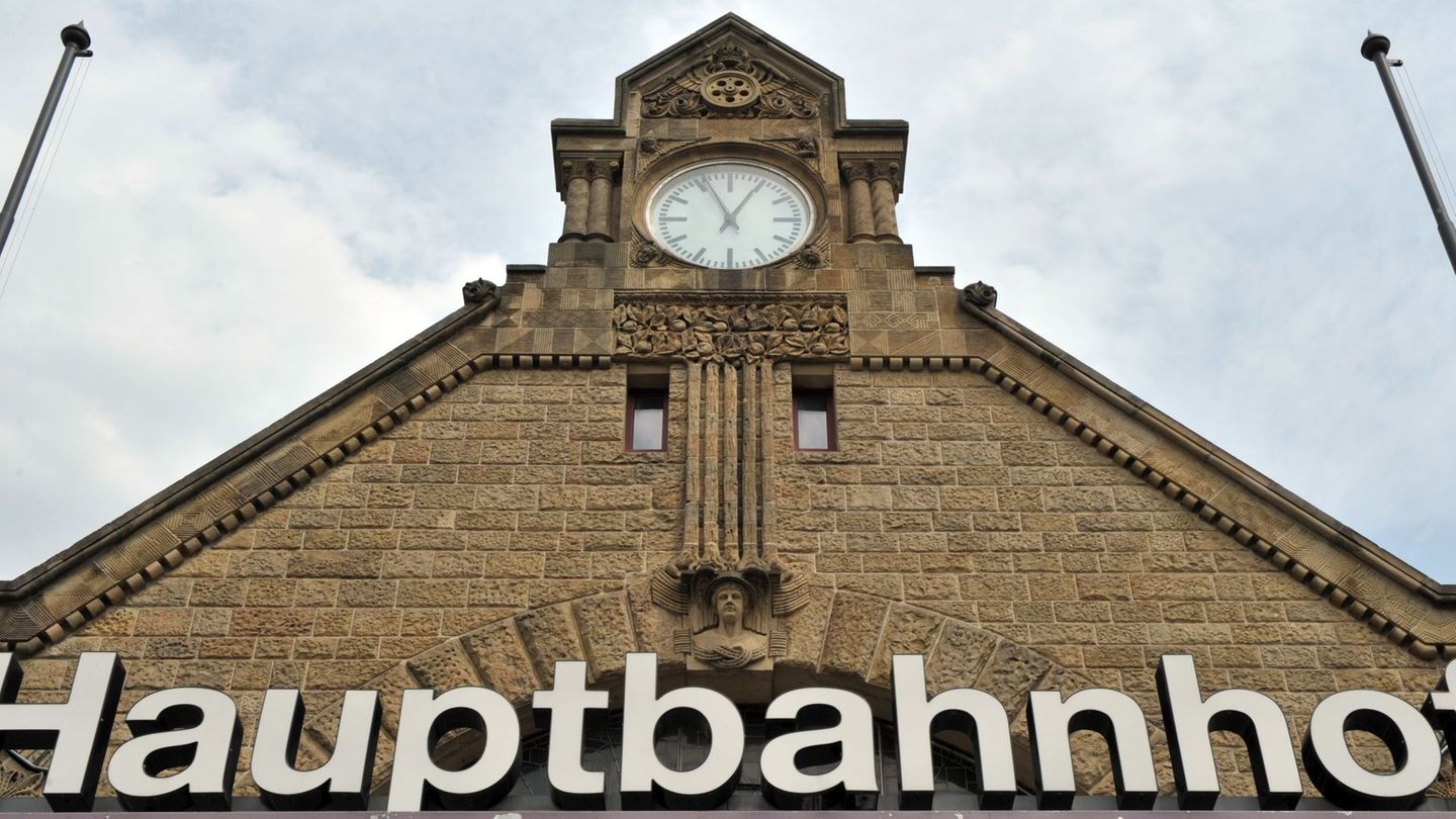 Nach einer Bombendrohung blieb der Bahnhof in Eisenach für rund eine Stunde gesperrt. (Archivbild) Foto: Martin Schutt/dpa