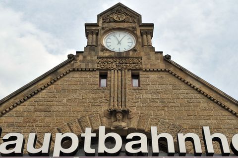 Nach einer Bombendrohung blieb der Bahnhof in Eisenach für rund eine Stunde gesperrt. (Archivbild) Foto: Martin Schutt/dpa