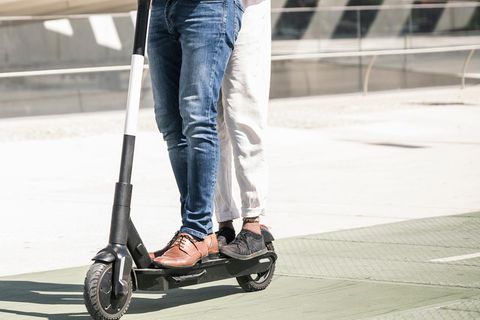 Die Polizei musste bei Wilhelmshaven eine gefährliche E-Scooterfahrt stoppen (Symbolbild)