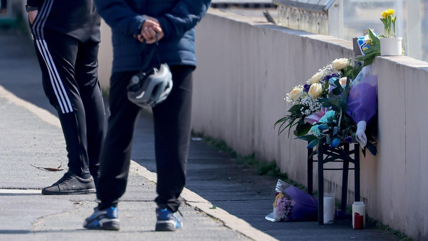 Vereinsmitglieder gedenken mit Blumen an den Jungen, der in Erlangen starb
