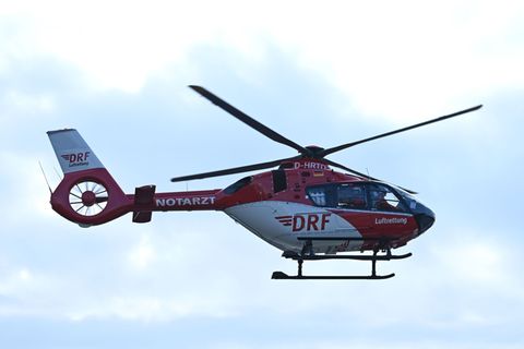 Der Rettungshubschrauber flog zu dem Unfallort. (Symbolbild) Foto: Elisa Schu/dpa