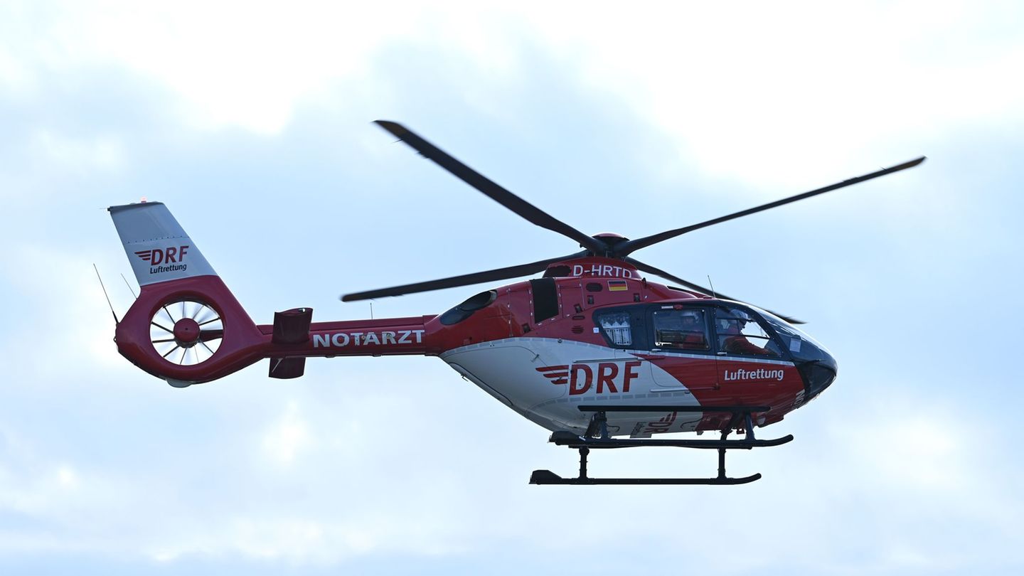 Der Rettungshubschrauber flog zu dem Unfallort. (Symbolbild) Foto: Elisa Schu/dpa