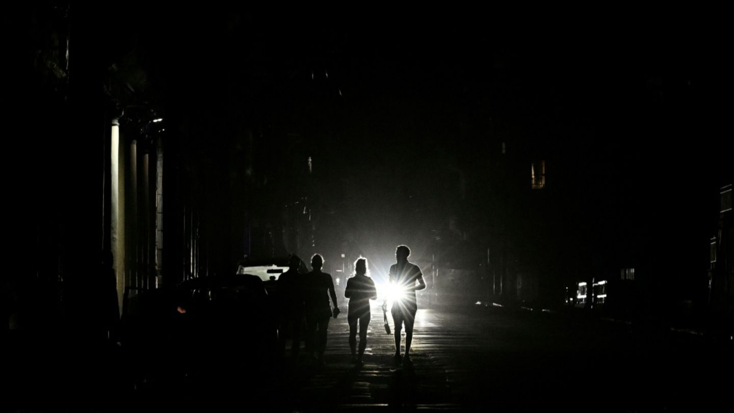 Menschen in Havanna leuchten mit einer Taschenlampe