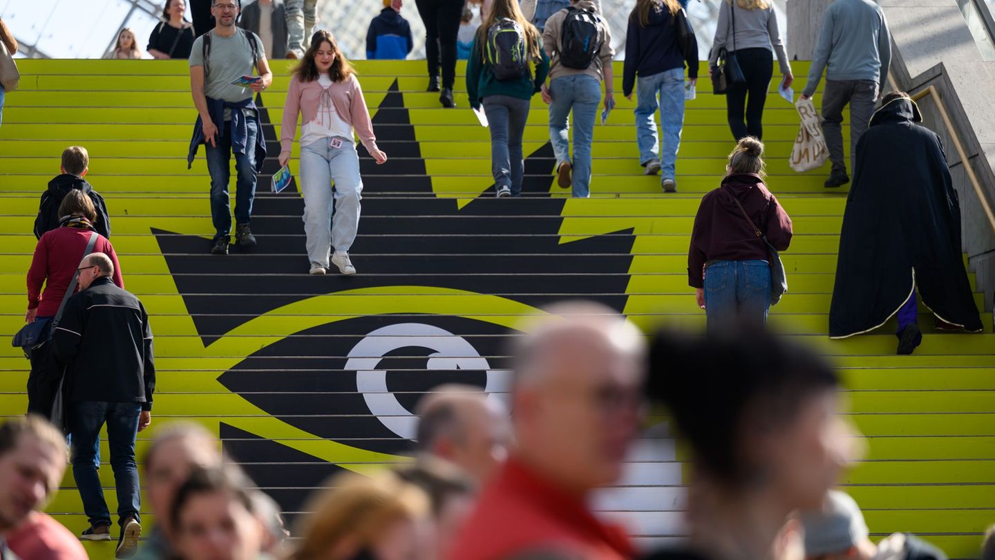 Die Buchmesse knackt erstmals die 300.000-Besucher-Marke. Foto: Hendrik Schmidt/dpa