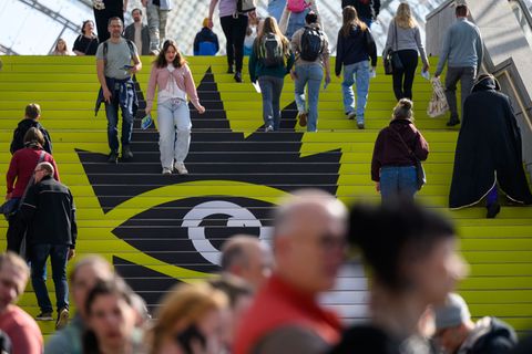 Die Buchmesse knackt erstmals die 300.000-Besucher-Marke. Foto: Hendrik Schmidt/dpa