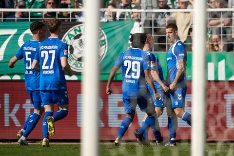Die Spieler des 1. FC Magdeburg bejubeln das erste von zwei Toren von Mateusz Zukowski (r.). Foto: Bernd Thissen/dpa