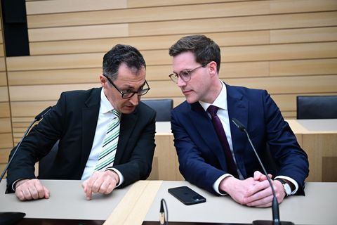 Sprechen mit ihren Teams nun auch offiziell miteinander: Cem Özdemir (l) und Manuel Hagel. (Archivbild) Foto: Bernd Weißbrod/dpa