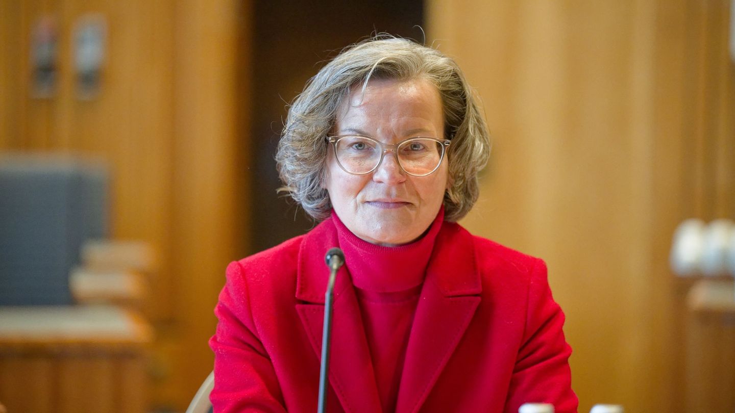 NRW-Bauministerin Ina Scharrenbach (CDU) ist mit Vorwürfen zur Arbeitsatmosphäre in ihrem Haus konfrontiert. (Archivbild) Foto: