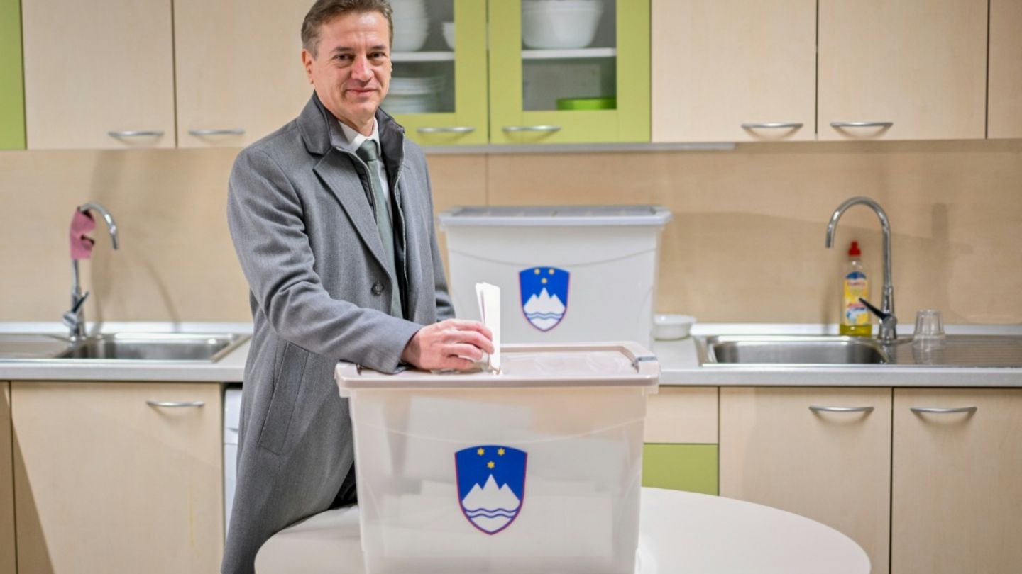 Ministerpräsident Robert Golob bei der Stimmabgabe