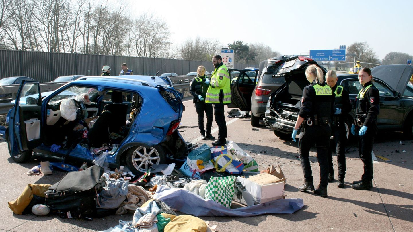 Der Unfallhergang war zunächst unklar, die Autobahn ist zwischen Bremen-Brinkum und dem Dreieck Stuhr in Fahrtrichtung Osnabrück