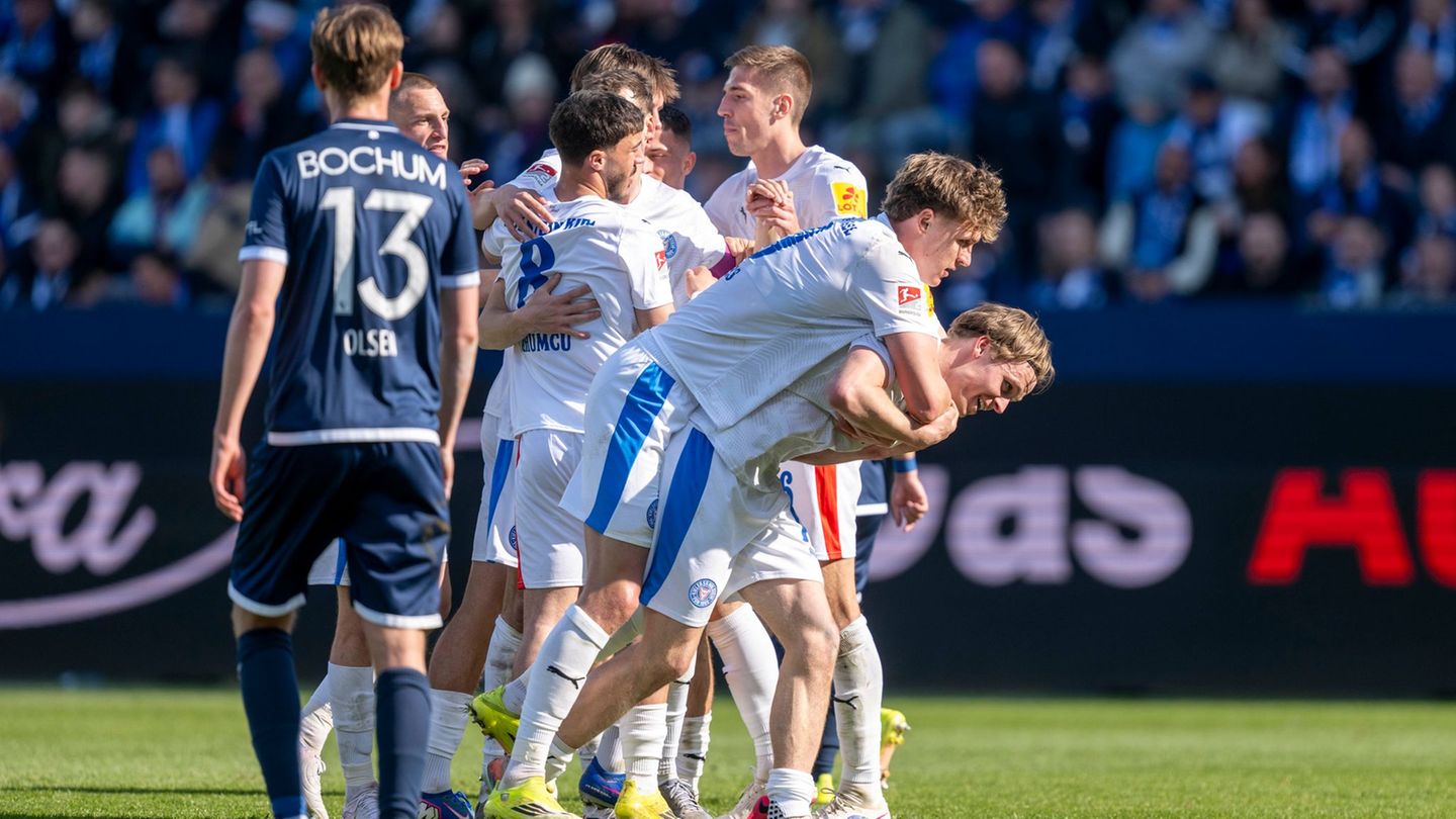 Kiels Spieler jubeln nach dem Tor von Jonas Therkelsen zum 3:2. Foto: David Inderlied/dpa