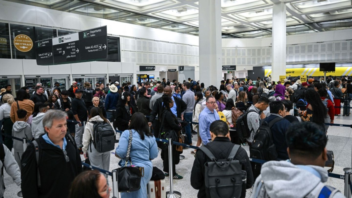Wartende Passagiere am Flughafen in Houston