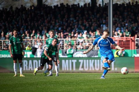 Mateusz Zukowski (r) traf mit seinem 12. Ligator zum 1:0 Foto: Bernd Thissen/dpa
