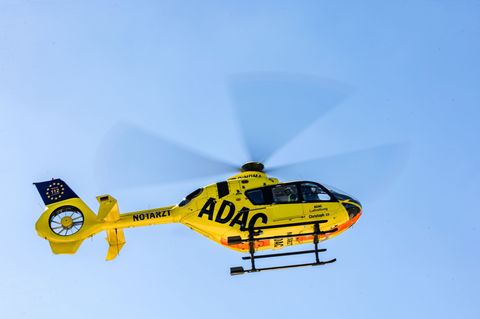 Mit einem Rettungshubschrauber des ADAC konnte der verletzte Kletterer geborgen werden. (Symbolbild) Foto: Frank Hammerschmidt/d